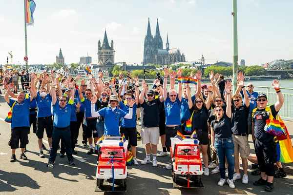 VdF-NRW: Netzwerk "Vielfalt" des Verbandes der Feuerwehren (VdF) in NRW beteiligt sich an der CSD-Demonstration in Köln