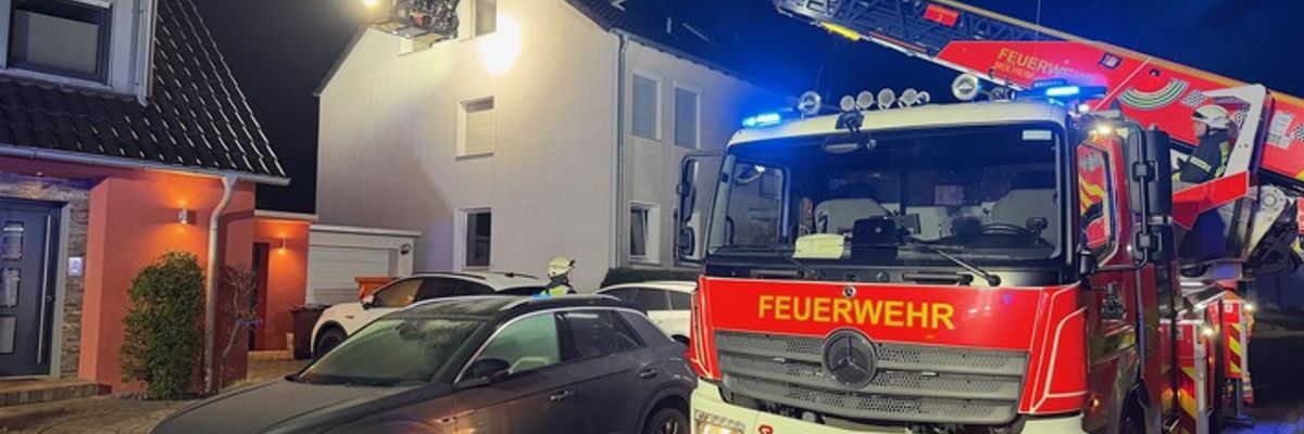 FW-MH: Zimmerbrand in Winkhausen - Unruhige Nacht für die Anwohner