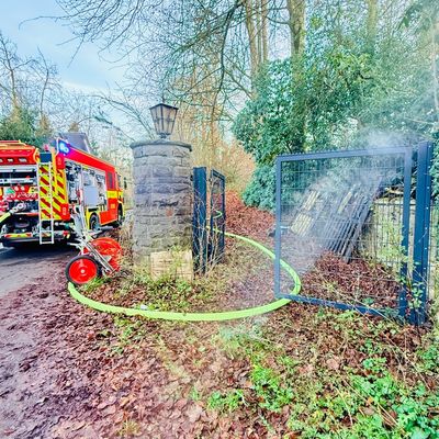 FW Ratingen: Brand in leerstehendem Gebäude in Ratingen-Hösel / Feuerwehr Ratingen mehrere Stunden im Einsatz