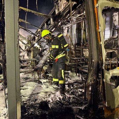 Feuerwehr MTK: Imbissstand steht lichterloh in Flammen