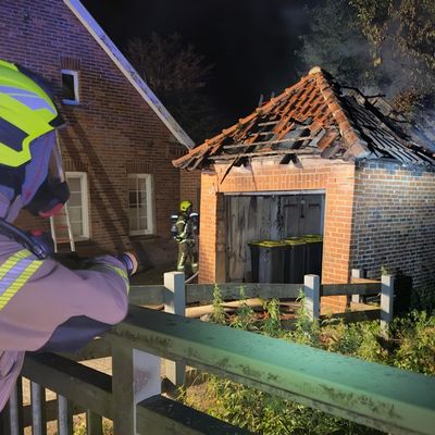FW-OLL: Brand einer Garage in Huntlosen - Übergreifen auf Mehrfamilienhaus verhindert