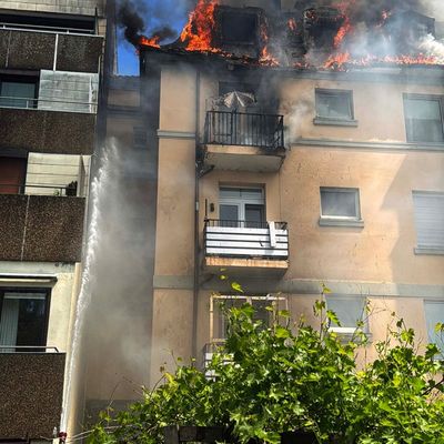 FW-EN: Erstmeldung: Dachstuhlbrand mit Menschenrettung in der Schöntaler Straße - 2 Personen mit Drehleiter gerettet
