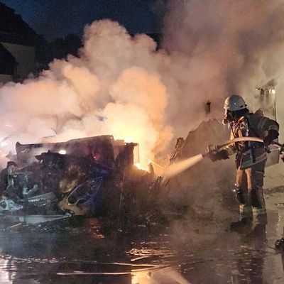 Feuerwehr Goch: Reisemobil in Vollbrand: Feuerwehr verhindert Übergreifen der Flammen