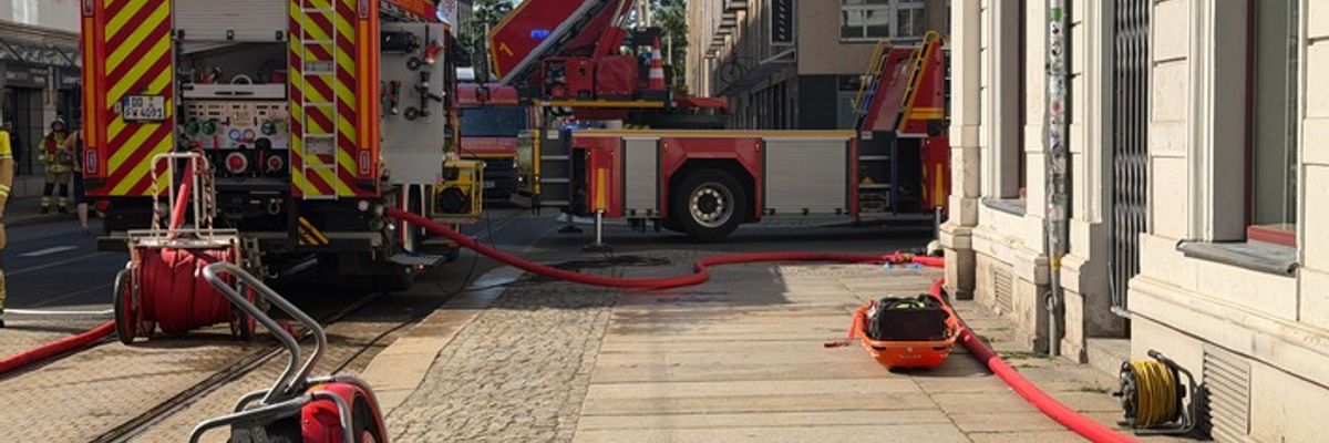 FW Dresden: Wohnungsbrand im Dachgeschoss
