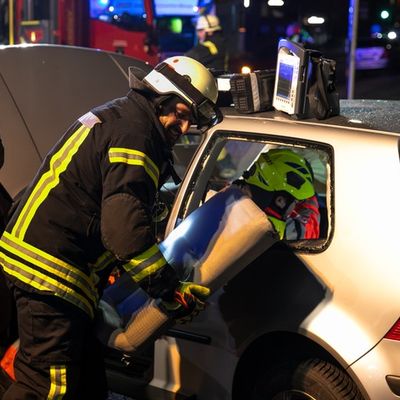 FW LK Neunkirchen: Drei Verletzte bei Unfall - Feuerwehr rettet Schwerverletzte aus Wrack