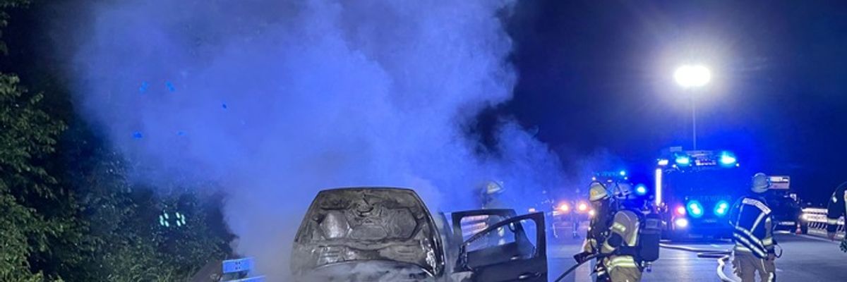 FW Weinheim: Pkw-Brand auf der A5 zwischen Weinheim und Hemsbach. Familie mit zwei Kleinkindern bleibt unverletzt.