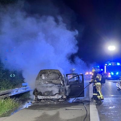 FW Weinheim: Pkw-Brand auf der A5 zwischen Weinheim und Hemsbach. Familie mit zwei Kleinkindern bleibt unverletzt.
