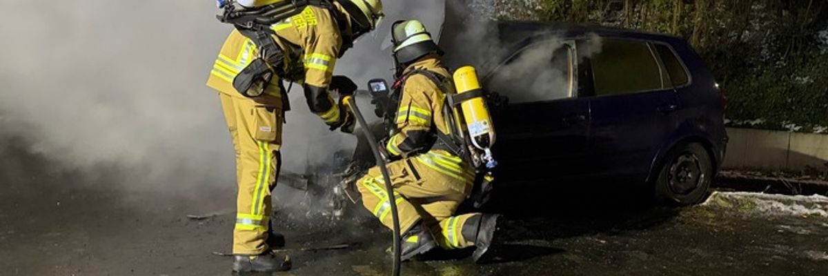FW Königswinter: PKW gerät am Sonntagabend in Oberdollendorf in Brand