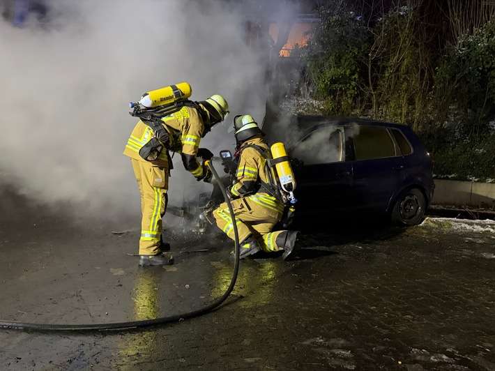 FW Königswinter: PKW gerät am Sonntagabend in Oberdollendorf in Brand