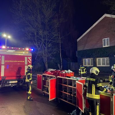 FW-AUR: Hinterhof-Garage brennt in der Nacht