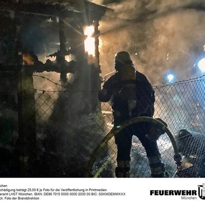 FW-M: Gartenhütte brennt in der Nacht (Fröttmaning)