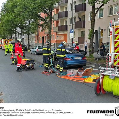 FW-M: Technische Rettung nach Verkehrsunfall (Neuhausen)