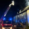 FW-E: Dachstuhlbrand nach Feuer im Hinterhof - Drei Einsatzkräfte verletzt