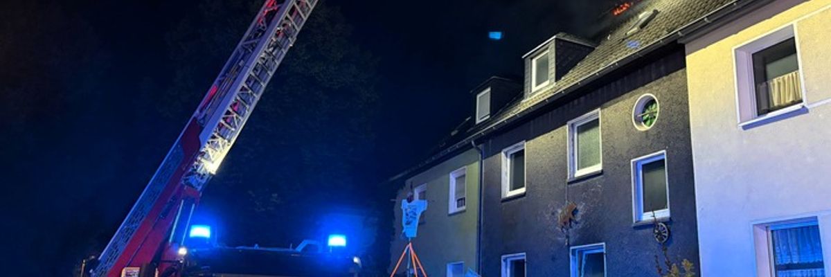 FW-E: Dachstuhlbrand nach Feuer im Hinterhof - Drei Einsatzkräfte verletzt