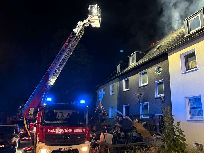 FW-E: Dachstuhlbrand nach Feuer im Hinterhof - Drei Einsatzkräfte verletzt