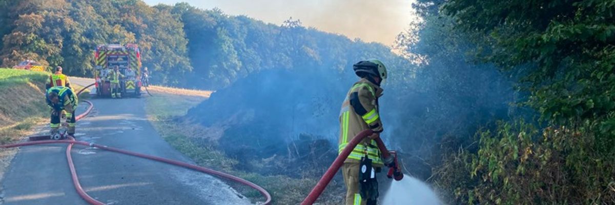 FF Bad Salzuflen: 30 Quadratmeter Stroh- und Feldreste brennen in Ehrsen-Breden / Feuerwehr ist mit rund 20 Kräften unweit des Berghofs im Einsatz