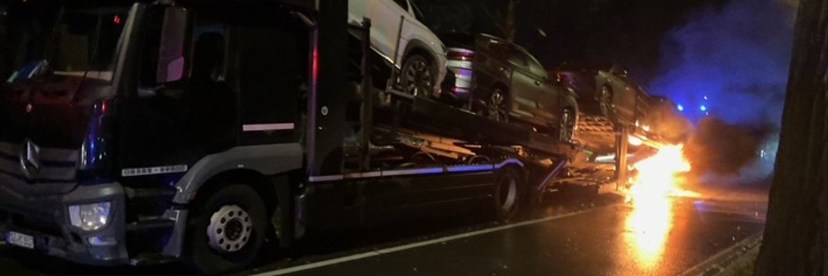 FW-DO: Dortmund Huckarde // Brand an einem Autotransporter