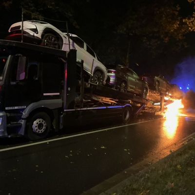 FW-DO: Dortmund Huckarde // Brand an einem Autotransporter