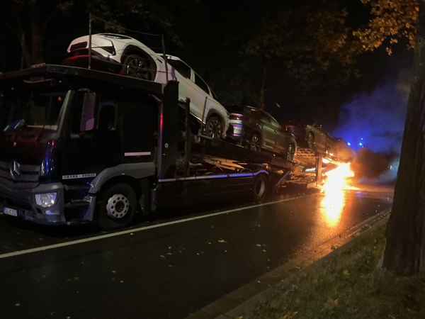 FW-DO: Dortmund Huckarde // Brand an einem Autotransporter