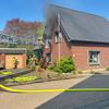 FW Xanten: Wohnhausbrand in Xanten-Marienbaum - Eine Person lebensgefährlich verletzt gerettet