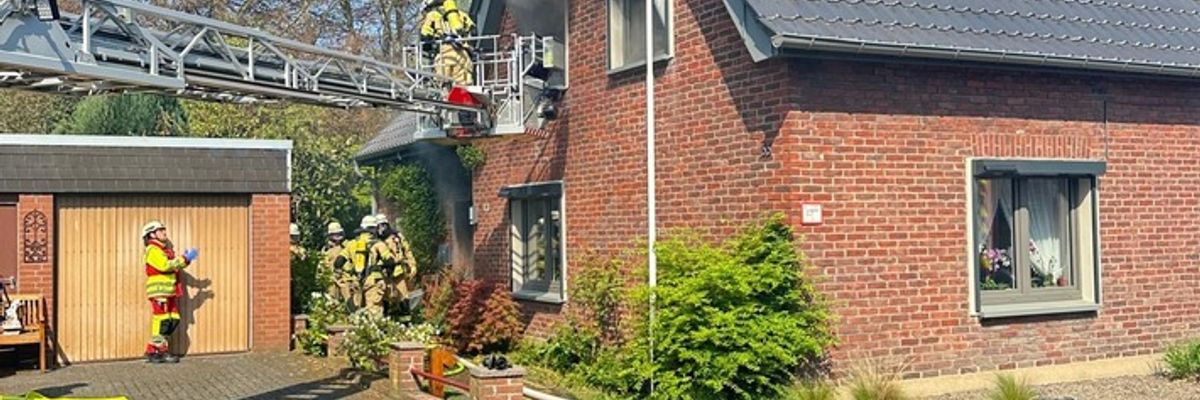FW Xanten: Wohnhausbrand in Xanten-Marienbaum - Eine Person lebensgefährlich verletzt gerettet