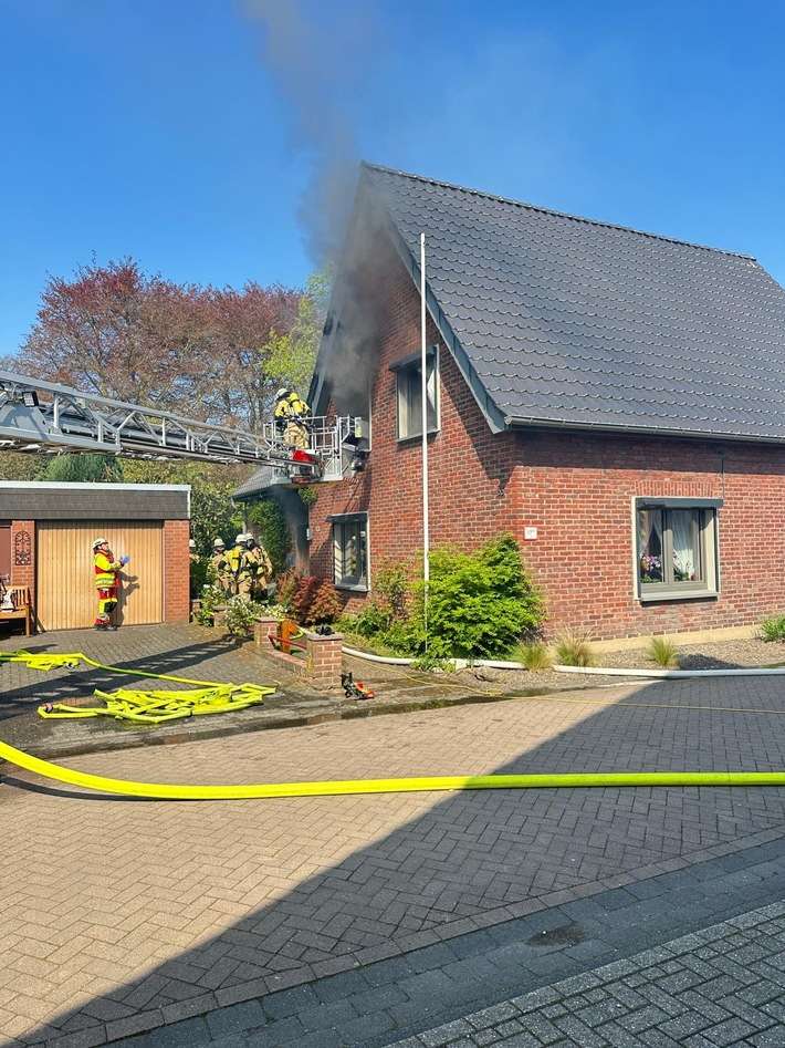 FW Xanten: Wohnhausbrand in Xanten-Marienbaum - Eine Person lebensgefährlich verletzt gerettet