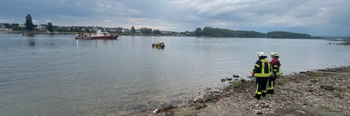 FW-BN: PKW ins Wasser gefahren und im Rheinstrom abgetrieben - umfangreicher Einsatz von Feuerwehr und Rettungsdienst aus Bonn und dem Rhein-Sieg-Kreis