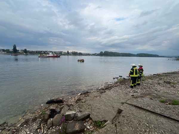 FW-BN: PKW ins Wasser gefahren und im Rheinstrom abgetrieben - umfangreicher Einsatz von Feuerwehr und Rettungsdienst aus Bonn und dem Rhein-Sieg-Kreis
