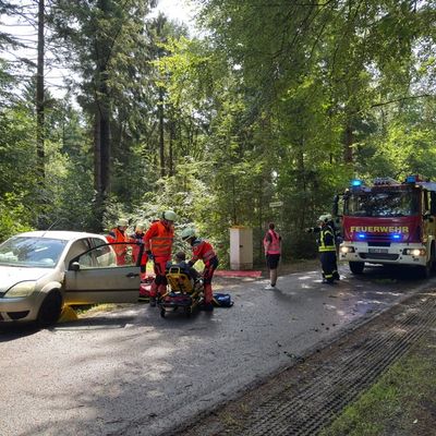 FW-AUR: Feuerwehr und Rettungsdienst trainieren komplexe Unfallszenarien