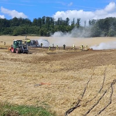 FW Lügde: Landwirtschaftliche Fläche und Gerät in Brand geraten