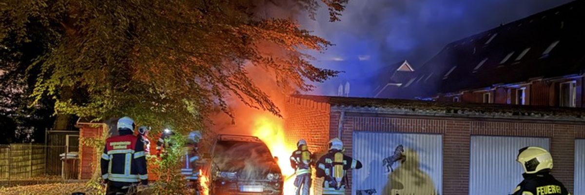 FW-AUR: Ausbreitung von PKW-Brand abgewendet