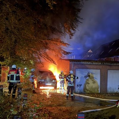 FW-AUR: Ausbreitung von PKW-Brand abgewendet