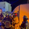 FW-E: Kleintransporter stößt mit parkendem Pkw zusammen - eine Person eingeschlossen