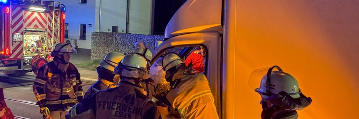 FW-E: Kleintransporter stößt mit parkendem Pkw zusammen - eine Person eingeschlossen