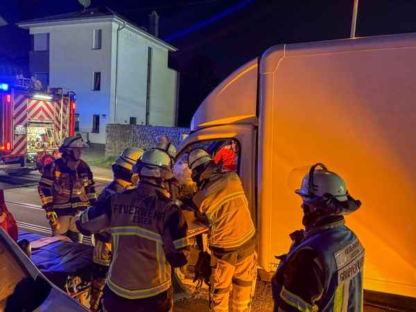 FW-E: Kleintransporter stößt mit parkendem Pkw zusammen - eine Person eingeschlossen