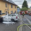 FW VG Westerburg: PKW brennt in Rotenhain vollständig aus - Rauch dringt in Mehrfamilienhaus ein