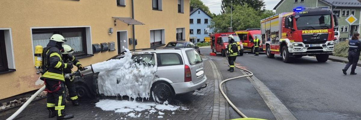 FW VG Westerburg: PKW brennt in Rotenhain vollständig aus - Rauch dringt in Mehrfamilienhaus ein