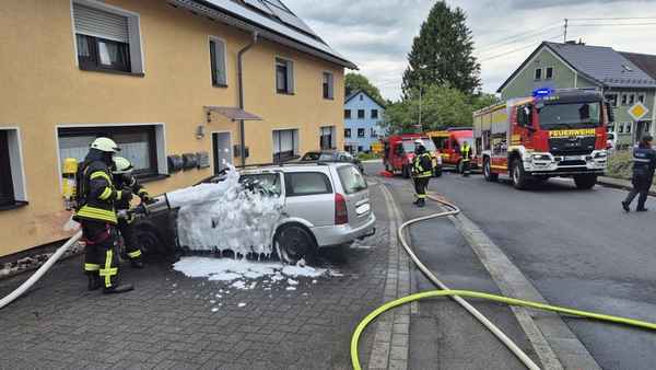 FW VG Westerburg: PKW brennt in Rotenhain vollständig aus - Rauch dringt in Mehrfamilienhaus ein