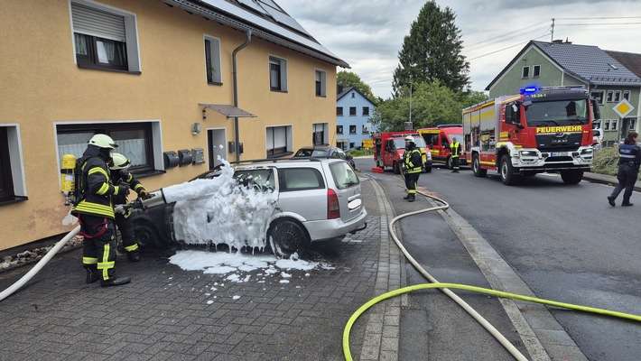 FW VG Westerburg: PKW brennt in Rotenhain vollständig aus - Rauch dringt in Mehrfamilienhaus ein