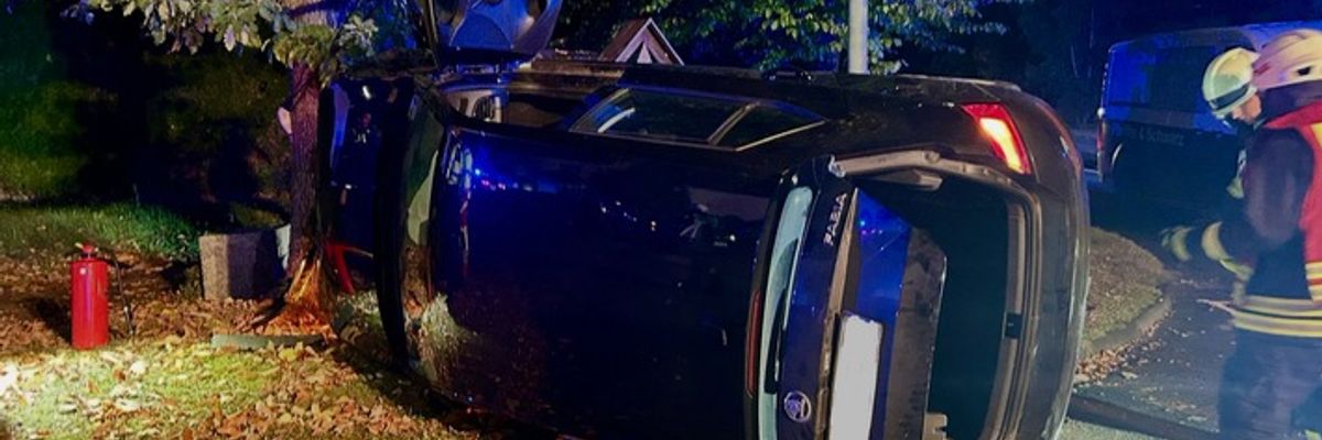 FW-OE: Verkehrsunfall zwischen Maumke und Meggen - eine Person aus Pkw befreit