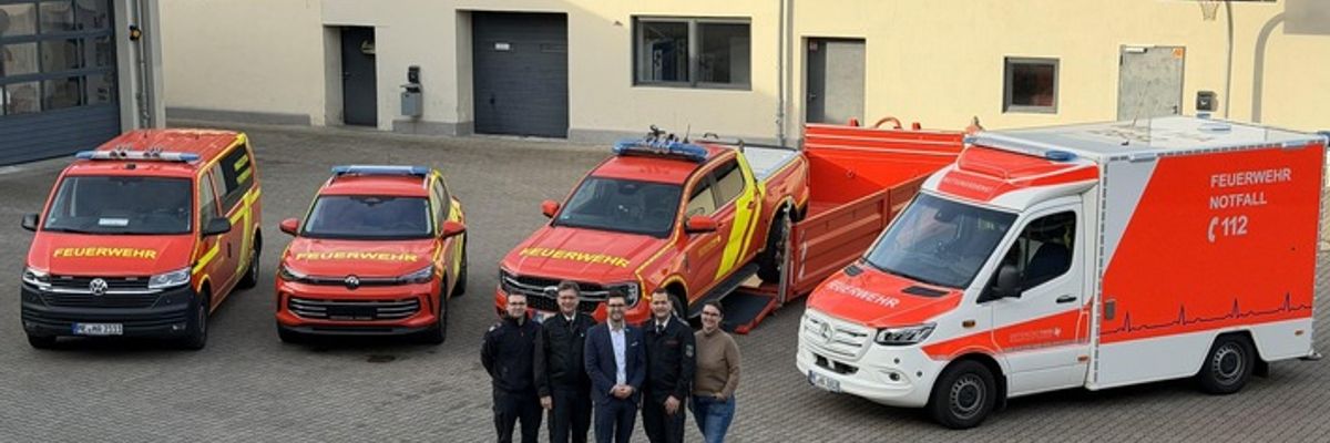 FW-HAAN: Fahrzeugübergabe durch den Bürgermeister an die Feuerwehr Haan