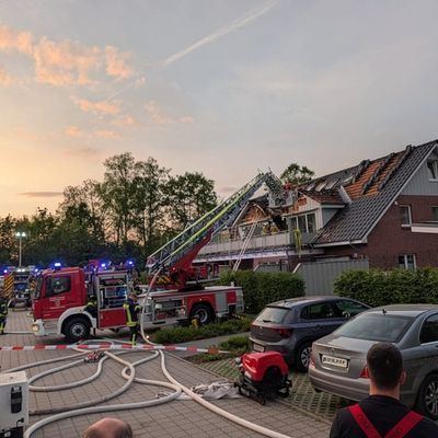 FW-ROW: Dachstuhlbrand in einem Mehrparteienhaus in Rotenburg