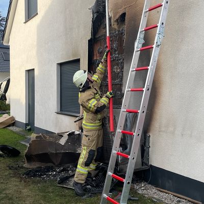 FW Lehrte: Wärmepumpe gerät in Ahlten in Brand Flammen drohen auf Wohnhaus überzugreifen