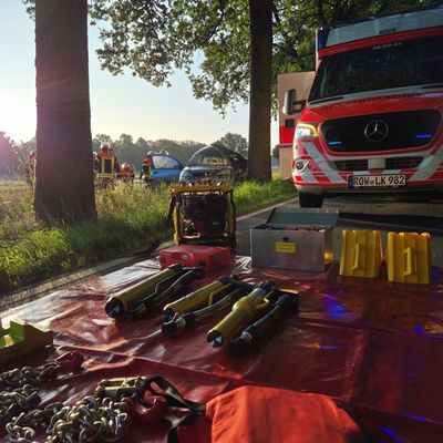 FW-ROW: Fahrerin wird bei Unfall im PKW eingeklemmt