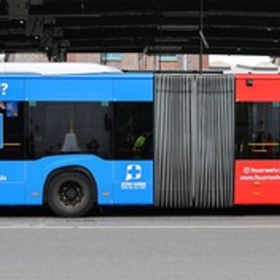 FW-HH: Ein Bus mit klarer Botschaft: Die richtige Nummer im richtigen Moment!