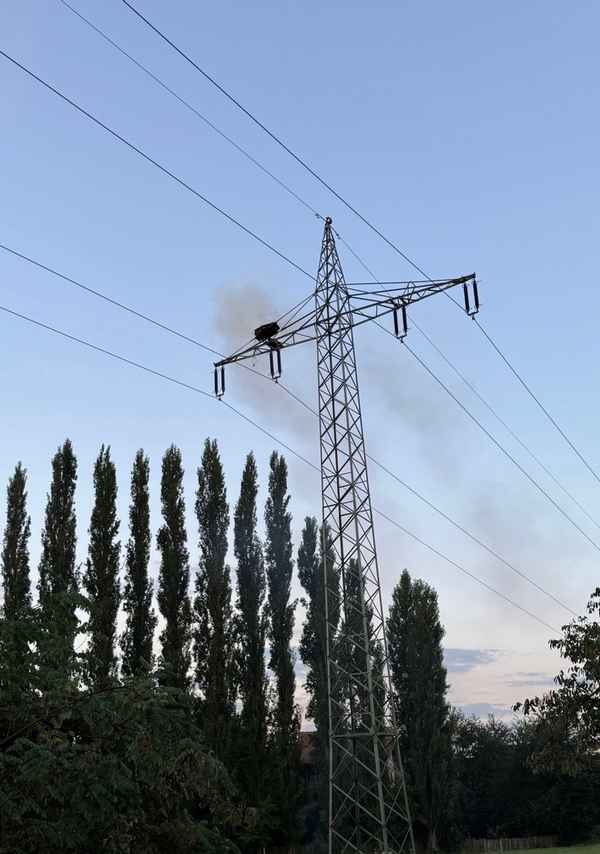 FW-OG: Leeres Storchennest brennt auf Hochspannungsmast