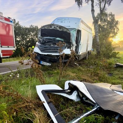 FW-OLL: Verkehrsunfall auf der Garreler Straße bei Sage - Person aus Transporter befreit