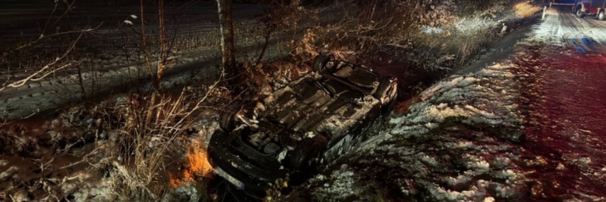 FW-AUR: Auto bei Unfall in Straßengraben gelandet