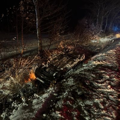FW-AUR: Auto bei Unfall in Straßengraben gelandet