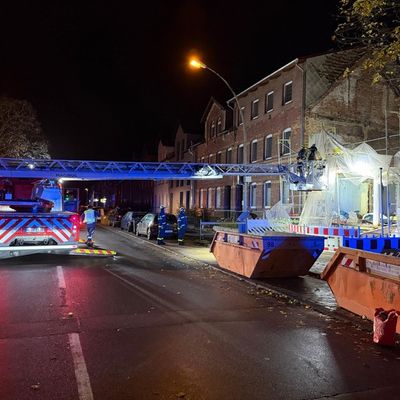 FW Helmstedt: Baugerüst drohte in Helmstedt umzustürzen - Feuerwehr und THW im Einsatz